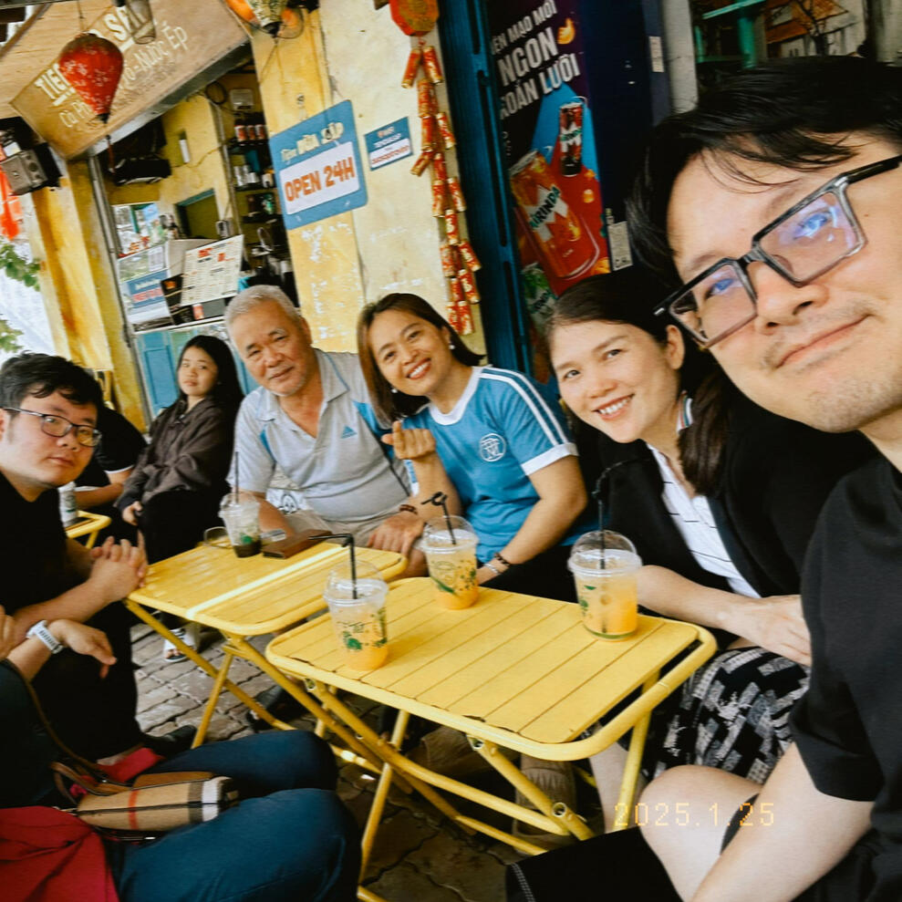 Kenz Tran Connecting with Local Innovators Kenz Tran, founder of MOCHIMIN, enjoying coffee with teammates and partners, reflecting MOCHIMIN’s collaborative culture in Vietnam’s tech and AI startup scene.