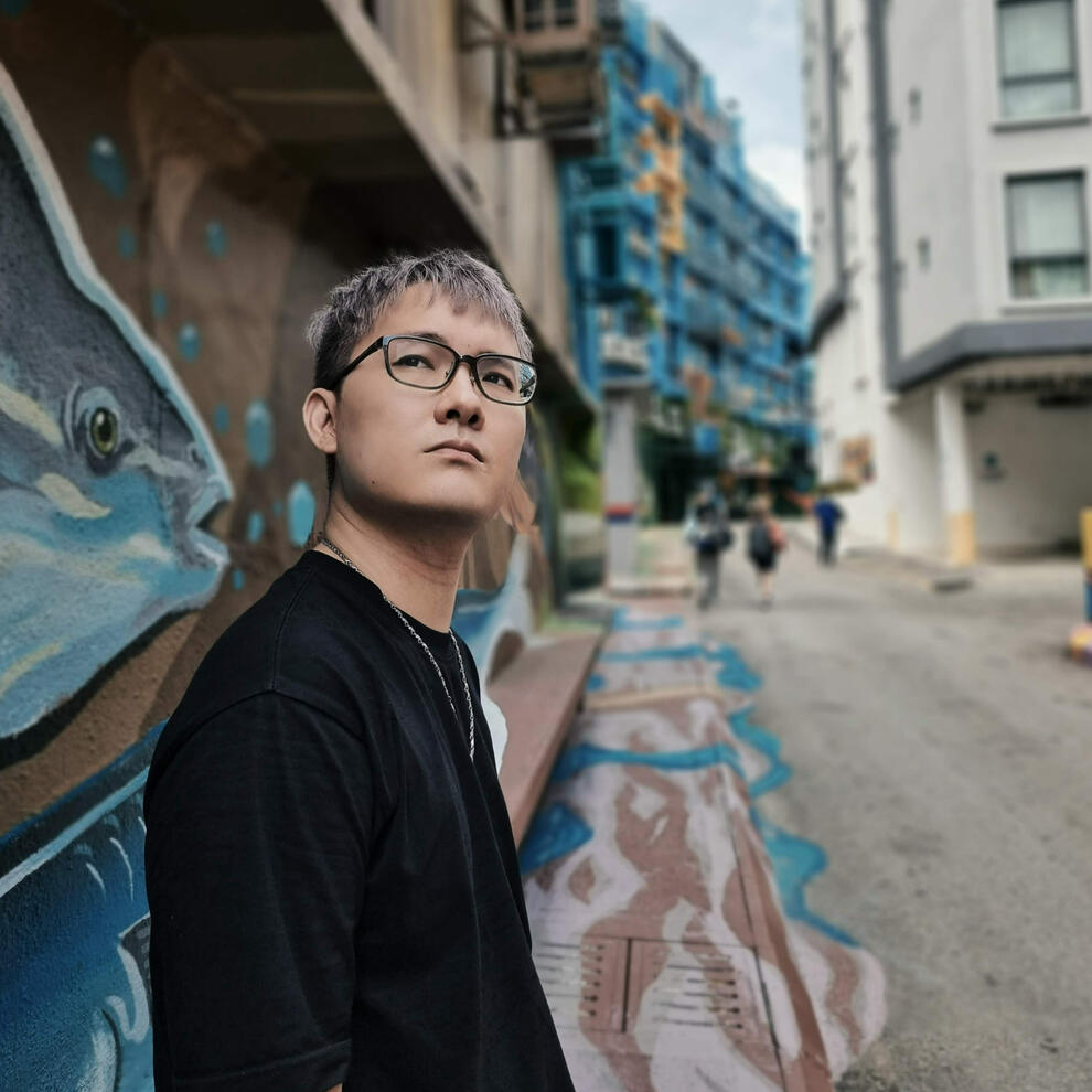 Kenz Tran – Street Perspective on Creative AI Innovation Artistic portrait of MOCHIMIN CEO Kenz Tran against a Saigon mural backdrop, symbolizing the intersection of street culture and creative AI entrepreneurship.