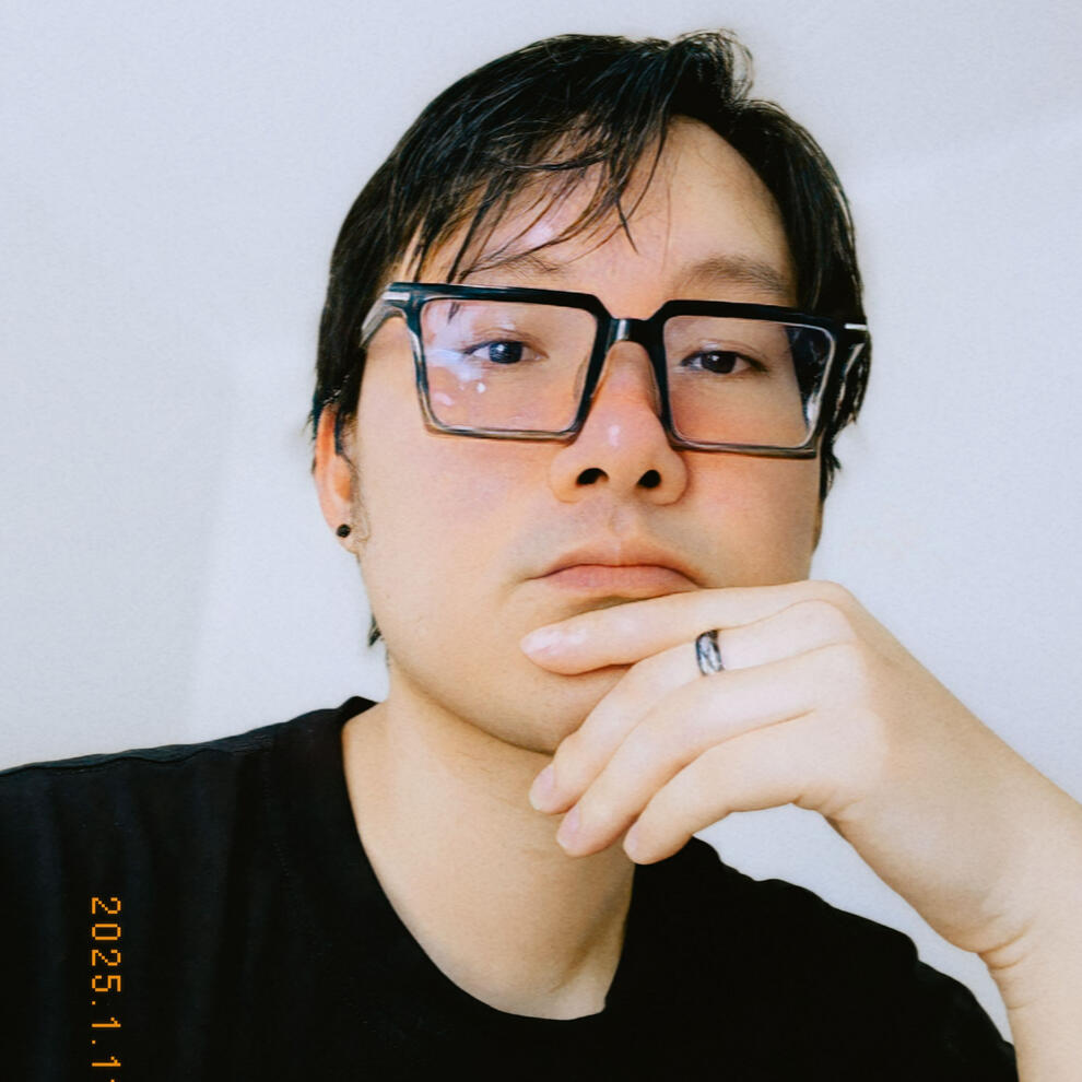 Kenz Tran – Visionary Behind MOCHIMIN’s AI Tools Pensive portrait of Kenz Tran, founder of MOCHIMIN, driving forward AI-powered tools like Lazy Prompter to transform marketing in Vietnam.