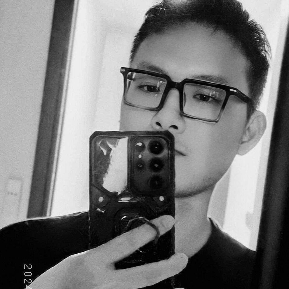 Personal Insight Behind the AI Vision Casual monochrome selfie of MOCHIMIN CEO Kenz Tran, revealing the personal side of the leader shaping Vietnam’s AI marketing future.